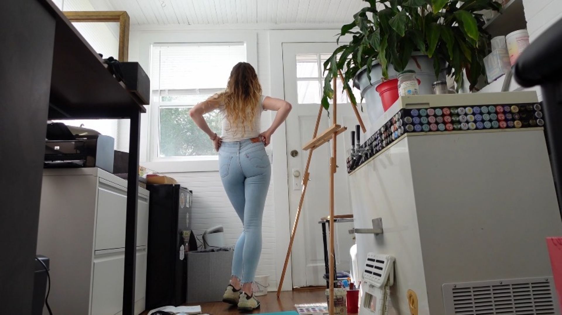 leaked Jeans Pulled up Tight and Wiggling thumbnail