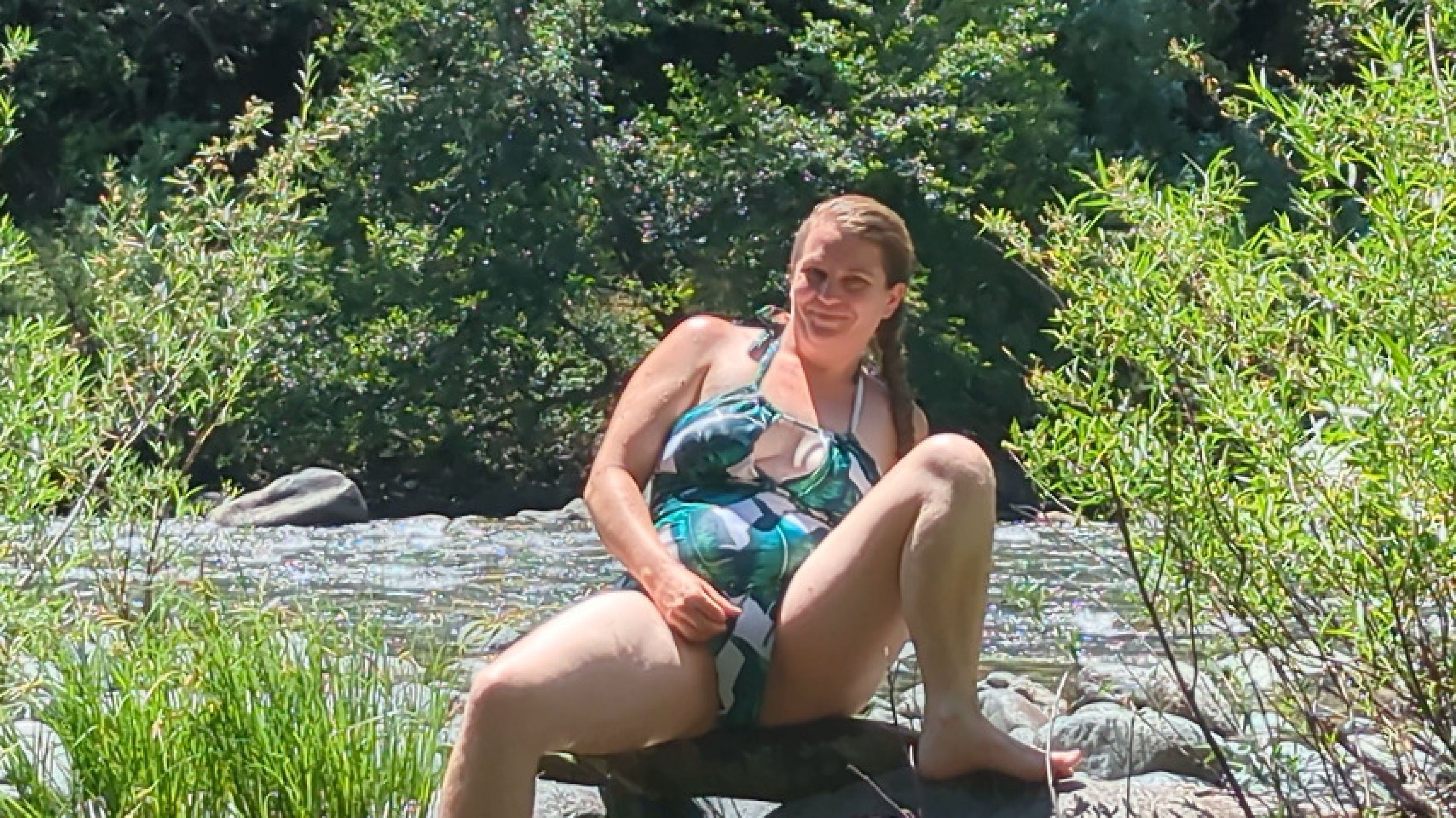 MalkaVixel:Outdoor nudity and public pee at the river
