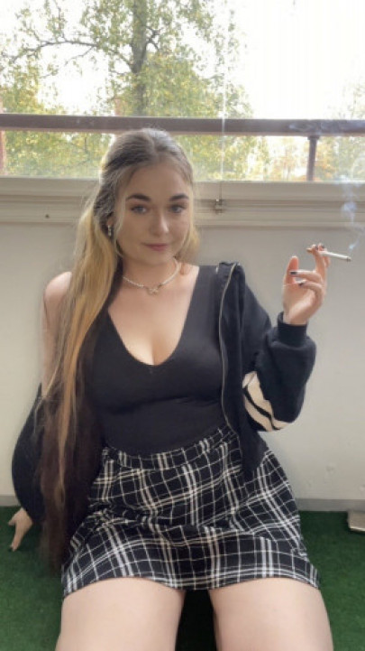 SmokingFetishCarolyn:Cute black and white outfit, miniskirt & natural light