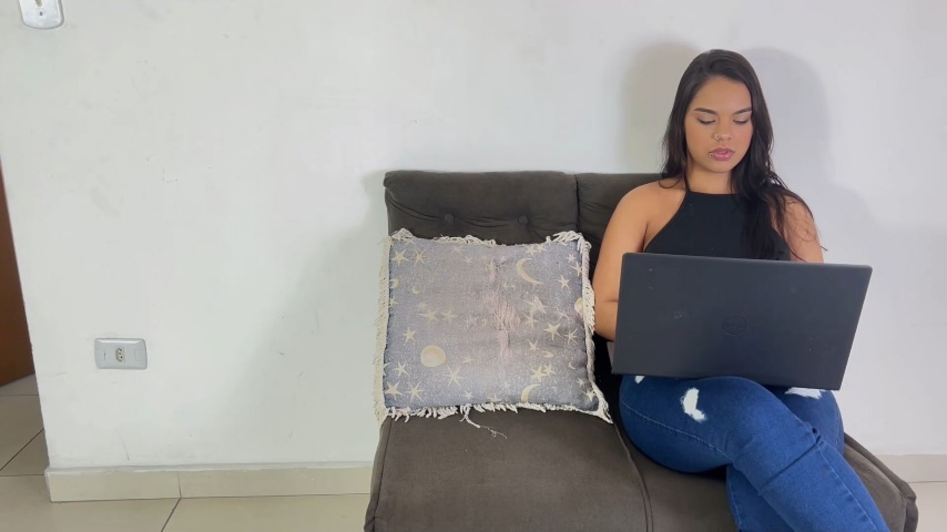Gfstudios:KISS THE THIEF GIRL  BY NICOLLY AND JULLY CAM FULL HD