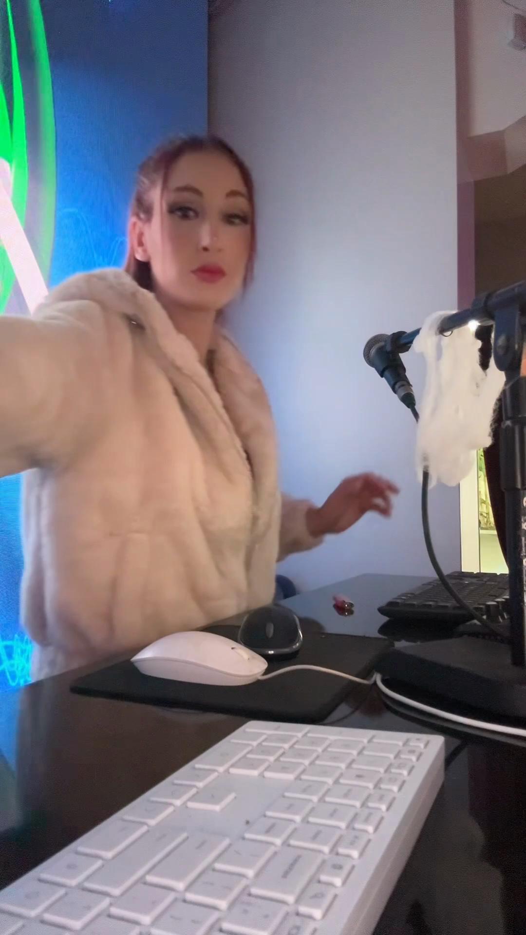 ArtemisiaLove:Djing at the club
