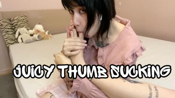 LisaInWonder:Bby sucks her big toe lusciously