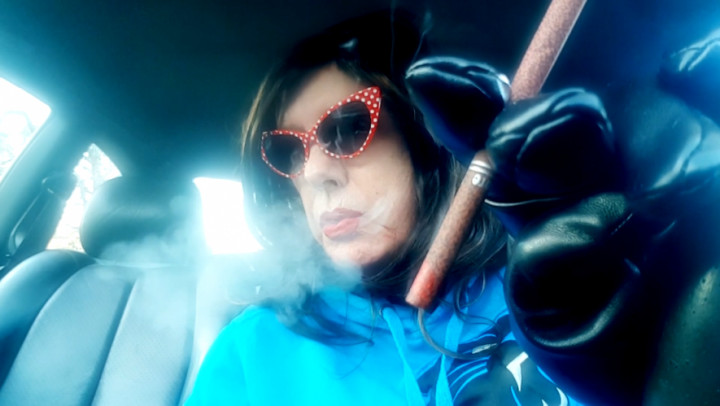 MrsRuthieRoman:SEXY BRUNETTE CAR SMOKING A MORE 120 Gloves & Red Lipstick