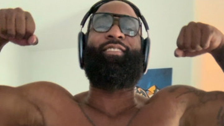 Jameshardon007:Quick naked body worship shoulder workout