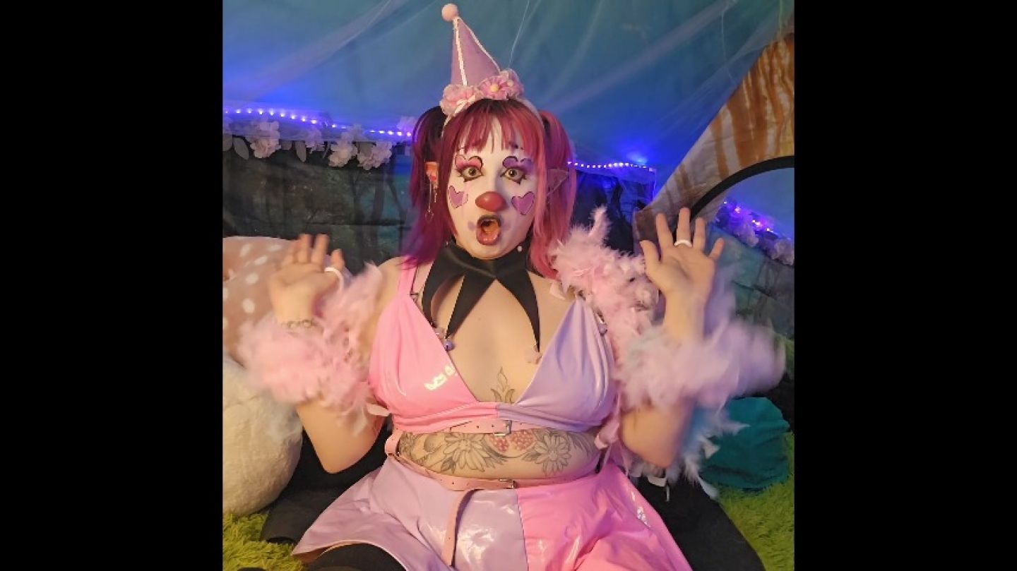 Itsmagicalmae:Wowzah Magical Mae Burps for you dressed as a Clown