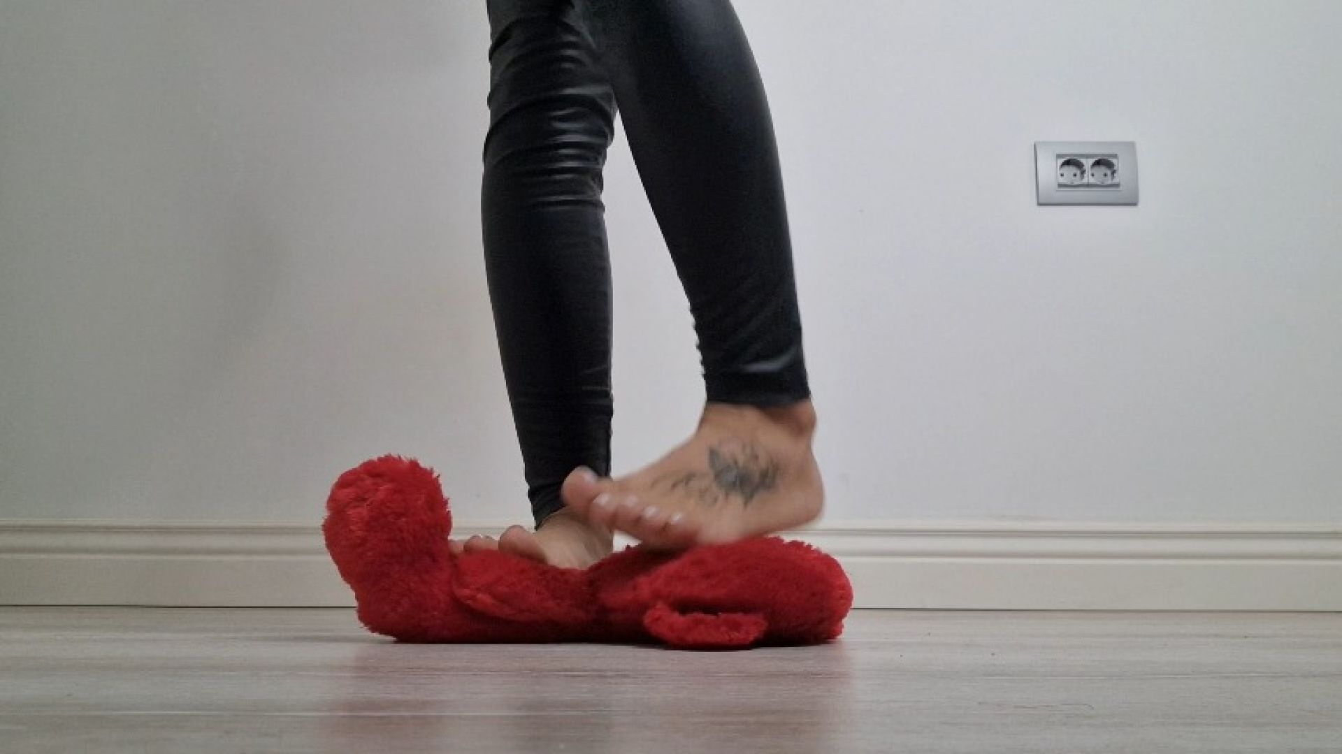 Crystalmary001 Feet leaks: RUTHLESS TEDDY BEAR CRUSH FOOT STOMPING ASS SQUASHING JUMP