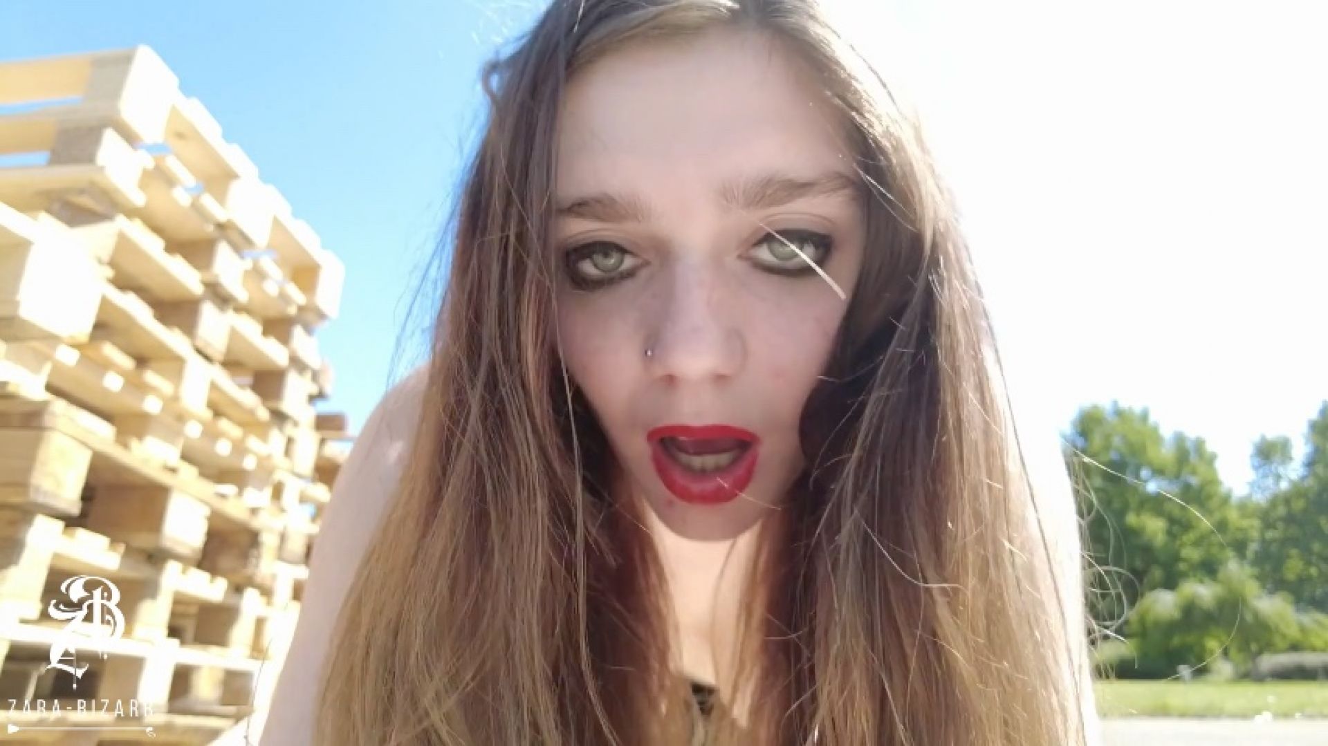 Zara Bizarr:Horny public Quicky! Cum on my tits