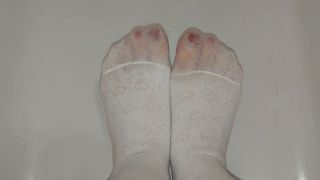 Washing the cum from my toes Tightandslutty
