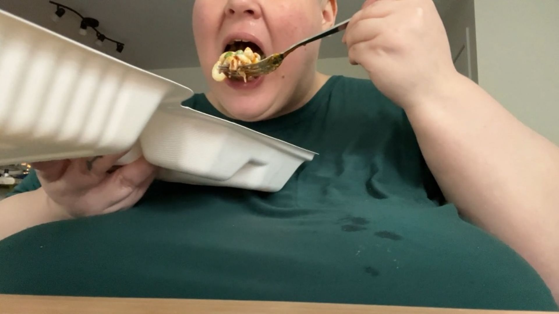 Brittneylovebliss:SSBBW Stuffing Dinner Down In 4 Minutes