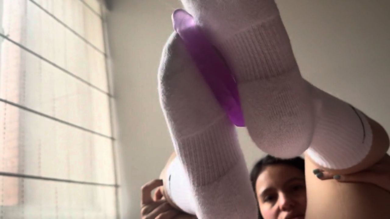 Scarlettandchanel:Dos chicas calientes en lenceria juegan a tocar tu pene