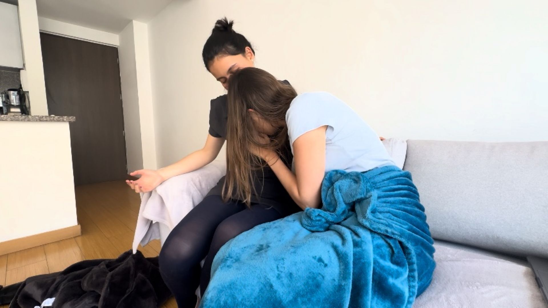 Scarlettandchanel:Mi esposa llego del trabajo sudorosa con su vestido, tacones