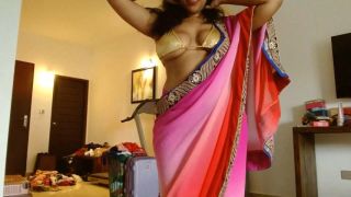 Indian Bhabhi Jigna - Indian Girl Jigna Saree Strip &amp; pee ...