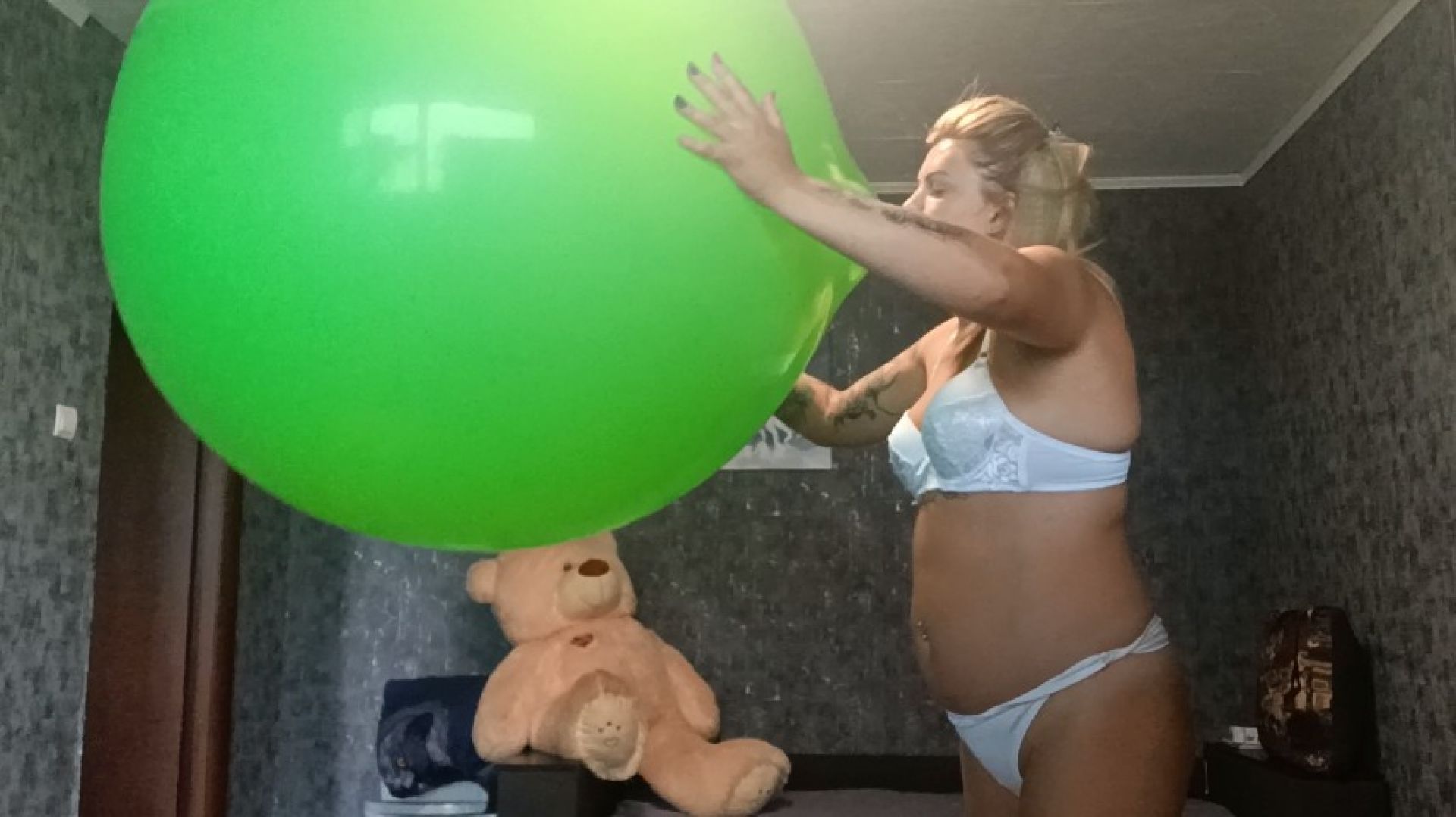 hotgirl blow giant balloon