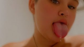 Watch me fuck my wet pussy Monsterbaby97