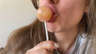 [795.55 MB] - Eating a lollipop appetizingly on camera - DoDo_like