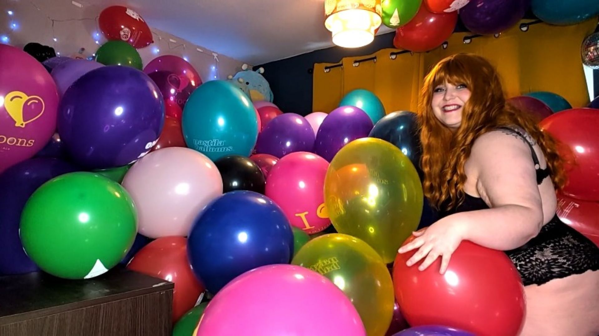 UKChubbyBunny:BBW in lingerie dives into room full of balloons