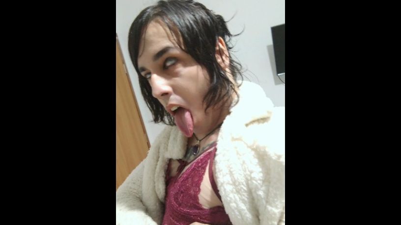 MaiClouds:Sexy gamer vampire