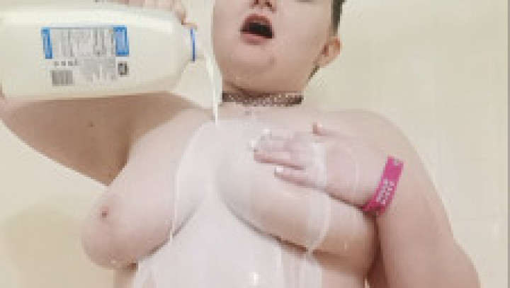 heavyevvy:Naked BBW Milk Pour