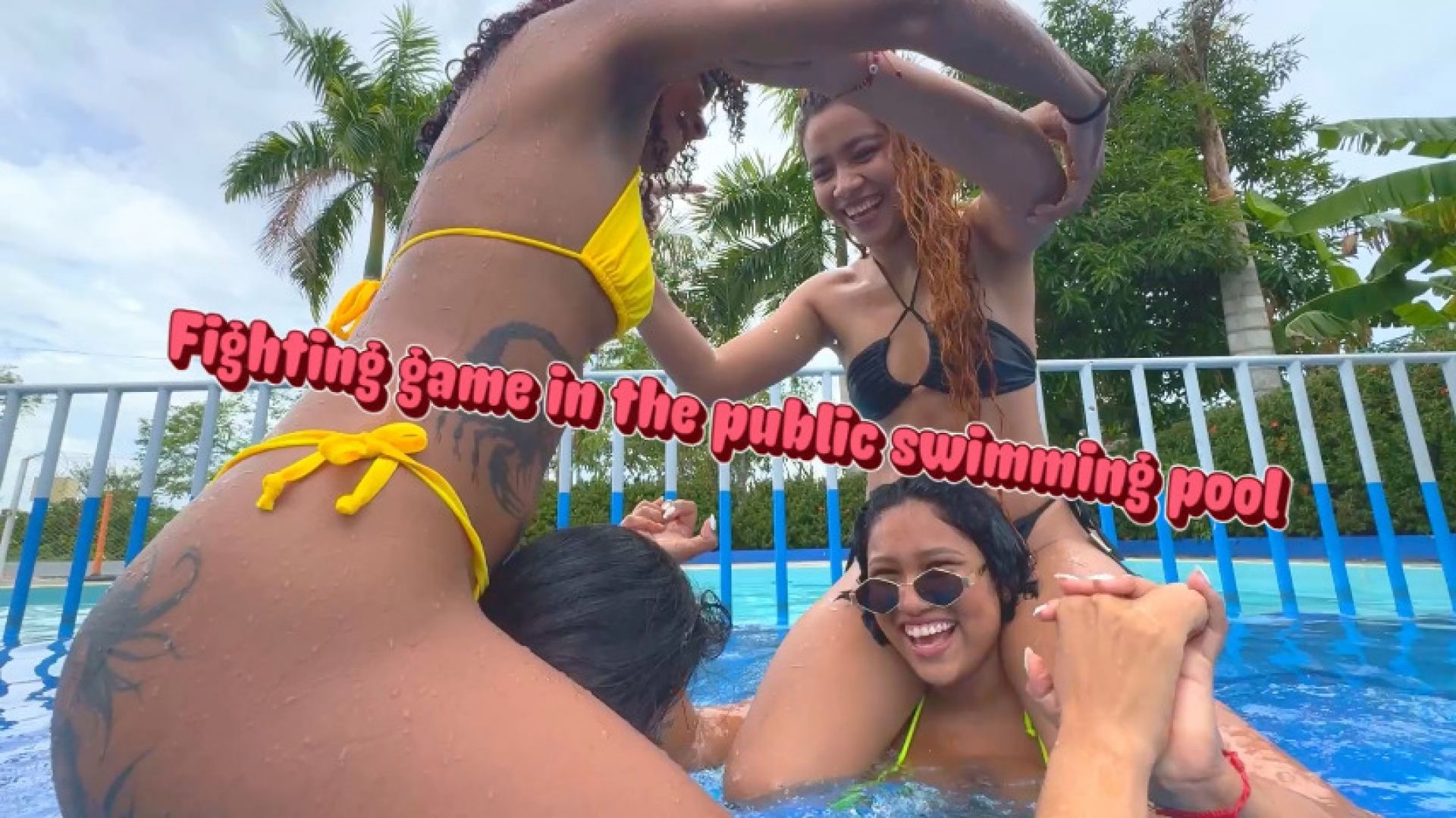 lissadollhot:Fighting game in the public swimming pool