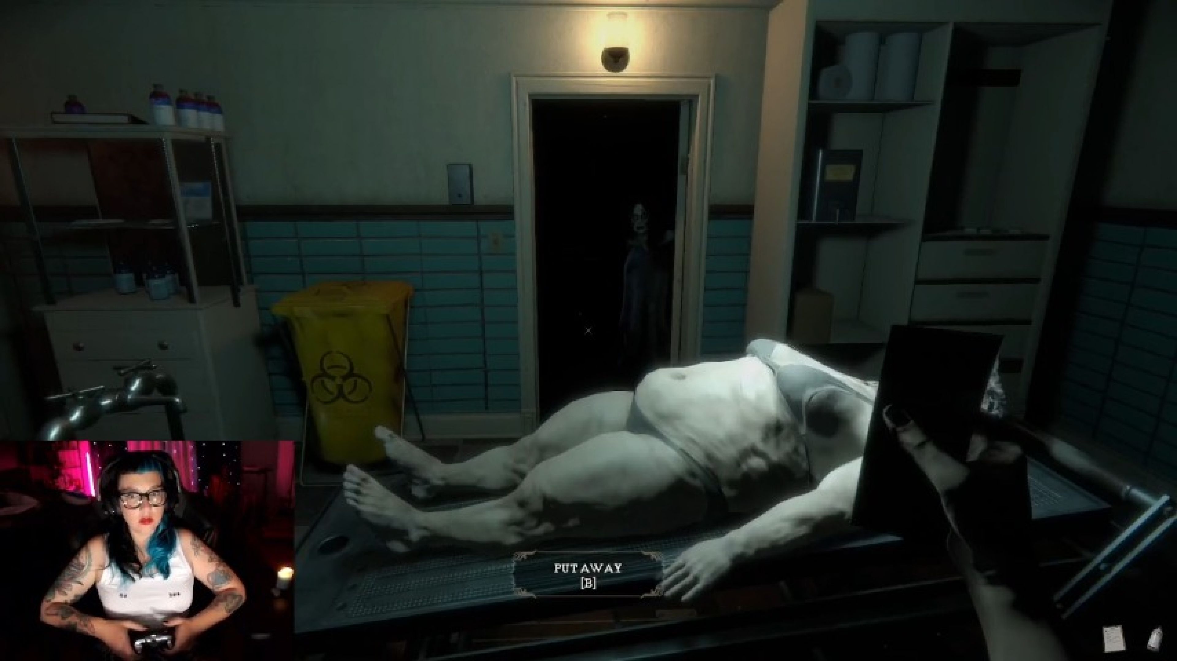 Diamantsg:Gamer girl -plays mortuary assistant