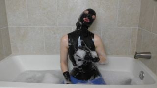 [1.71 GB] - Bathing fun with Lilou in latex - RubberLilou