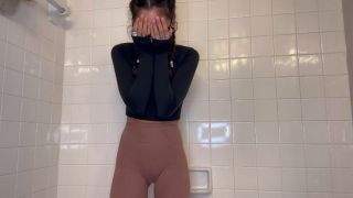 emmy banks - emmy WETS HERSELF in her gym leggings - ManyVids