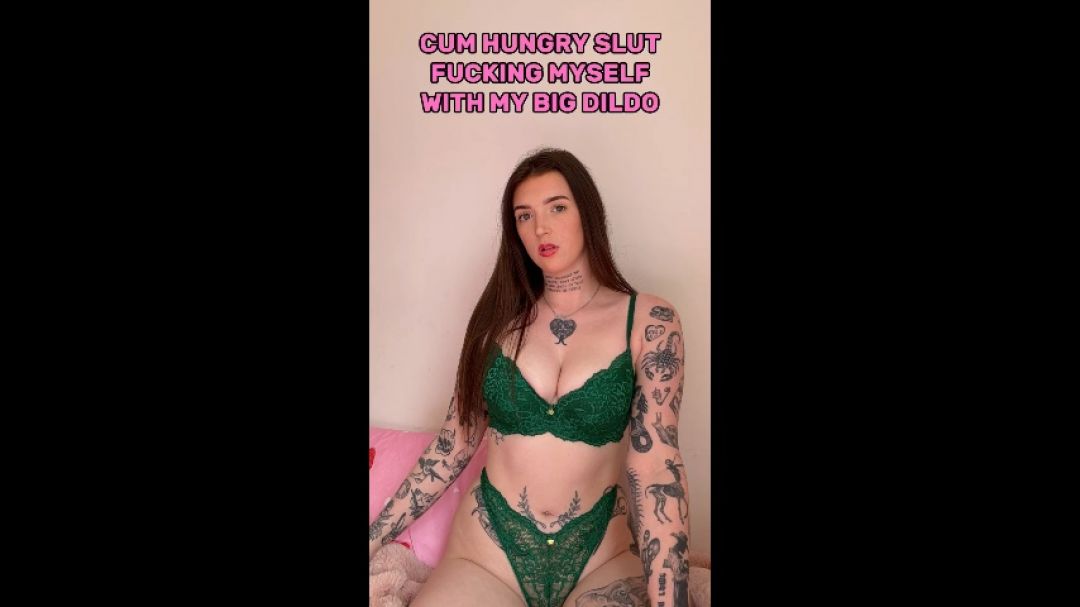 amyyyoxxo:Cumhungry slut fucking myself with my dildo