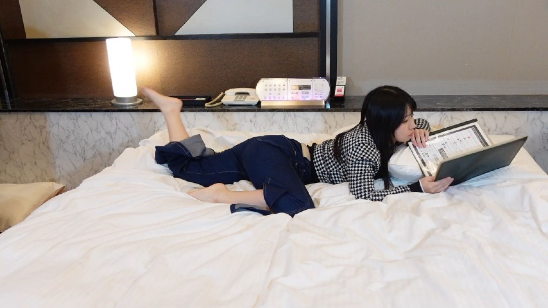makogirl:mako farts while relaxing in bed