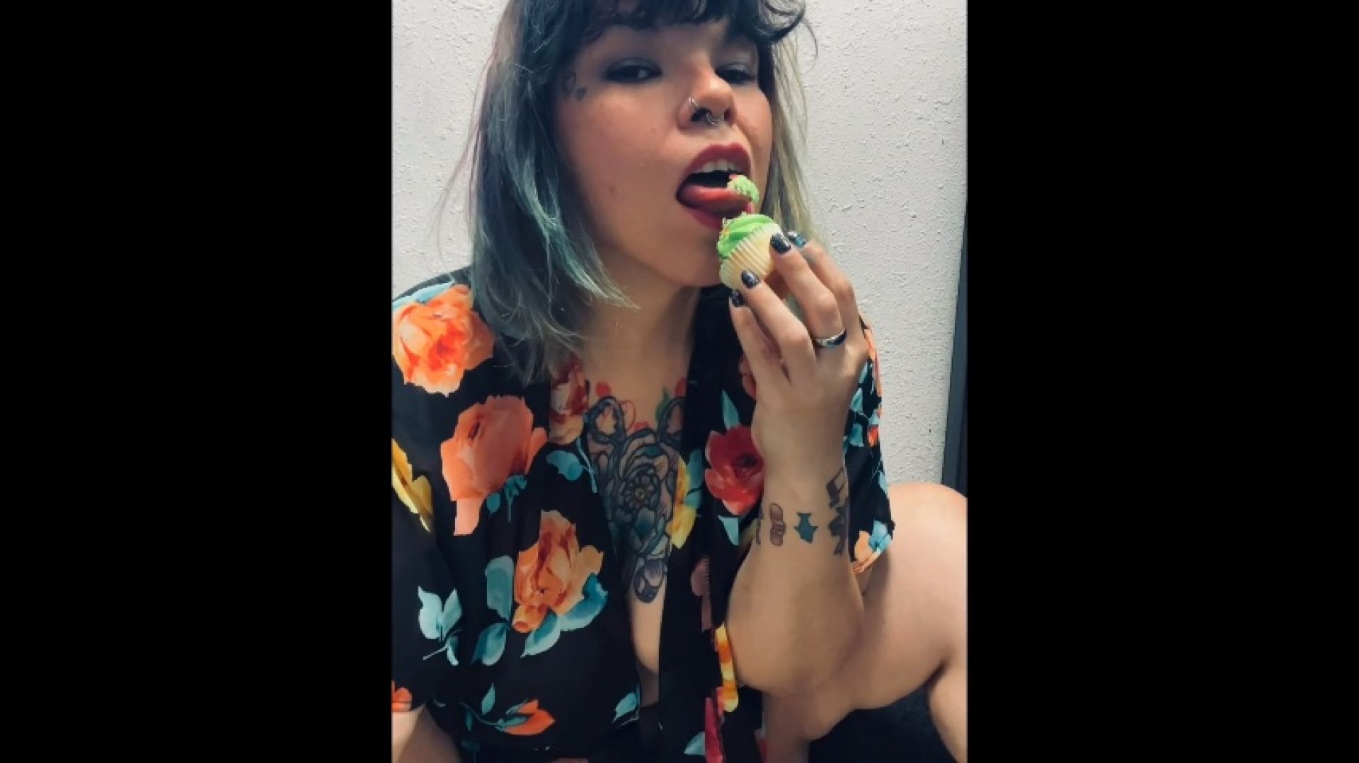 _Celeste_:Smashing Cupcakes