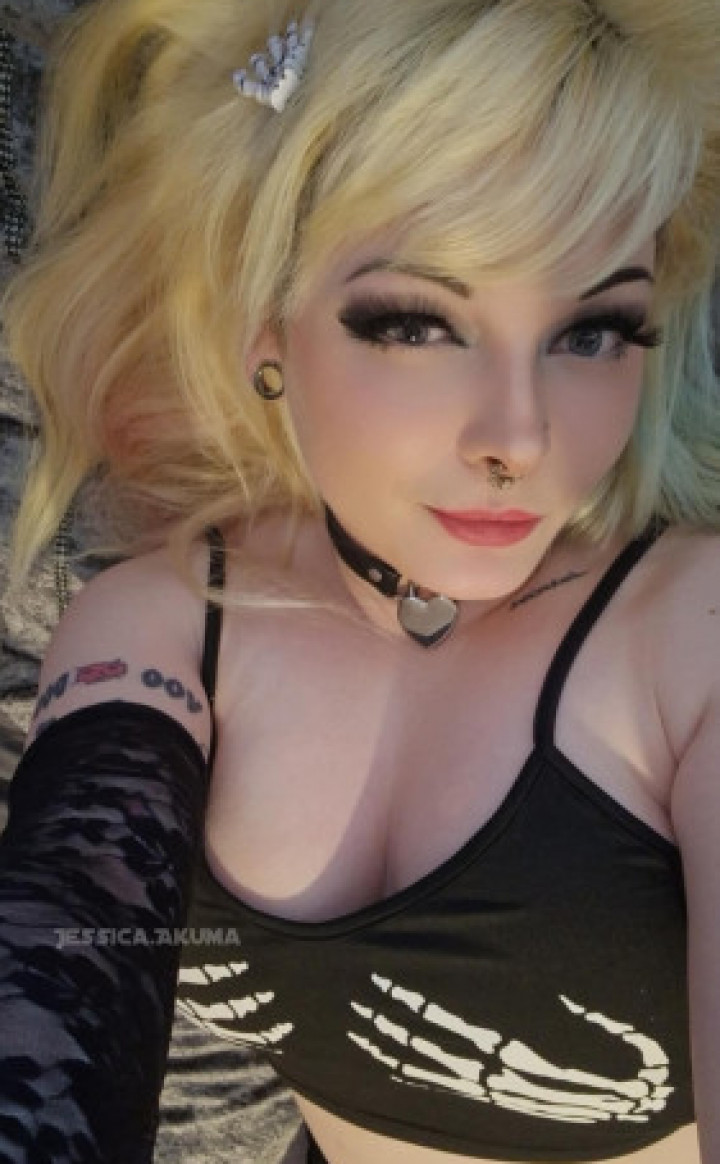 XoJessUwU:POV Blowjob Big Titty Goth GF Part 1