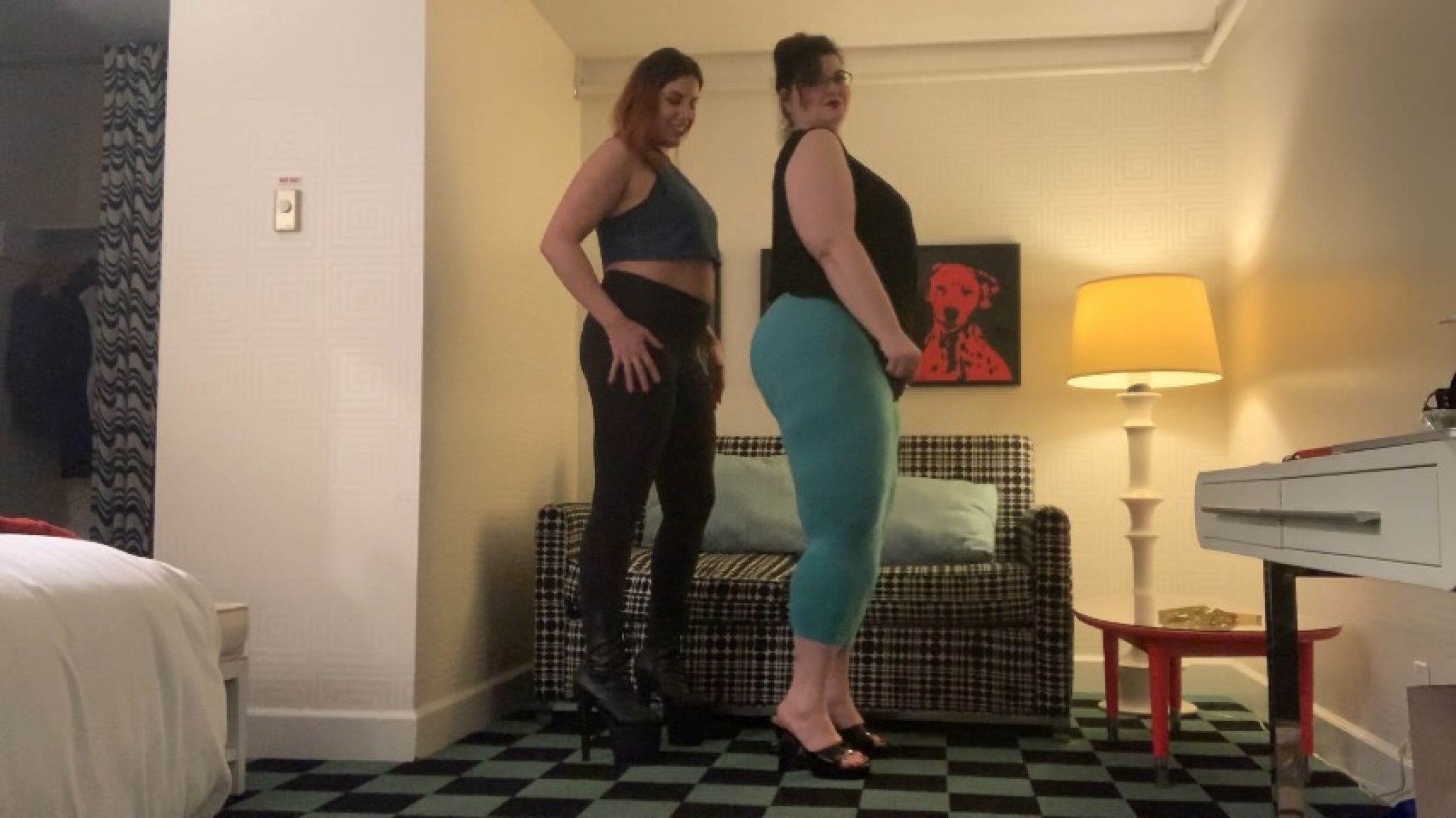 AmazonAmanda:Amazons comparing and measuring. Amazon Amanda & Goddess Gia