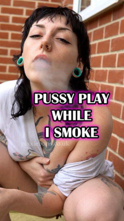 Pixxiebuns:Pussy play while i smoke