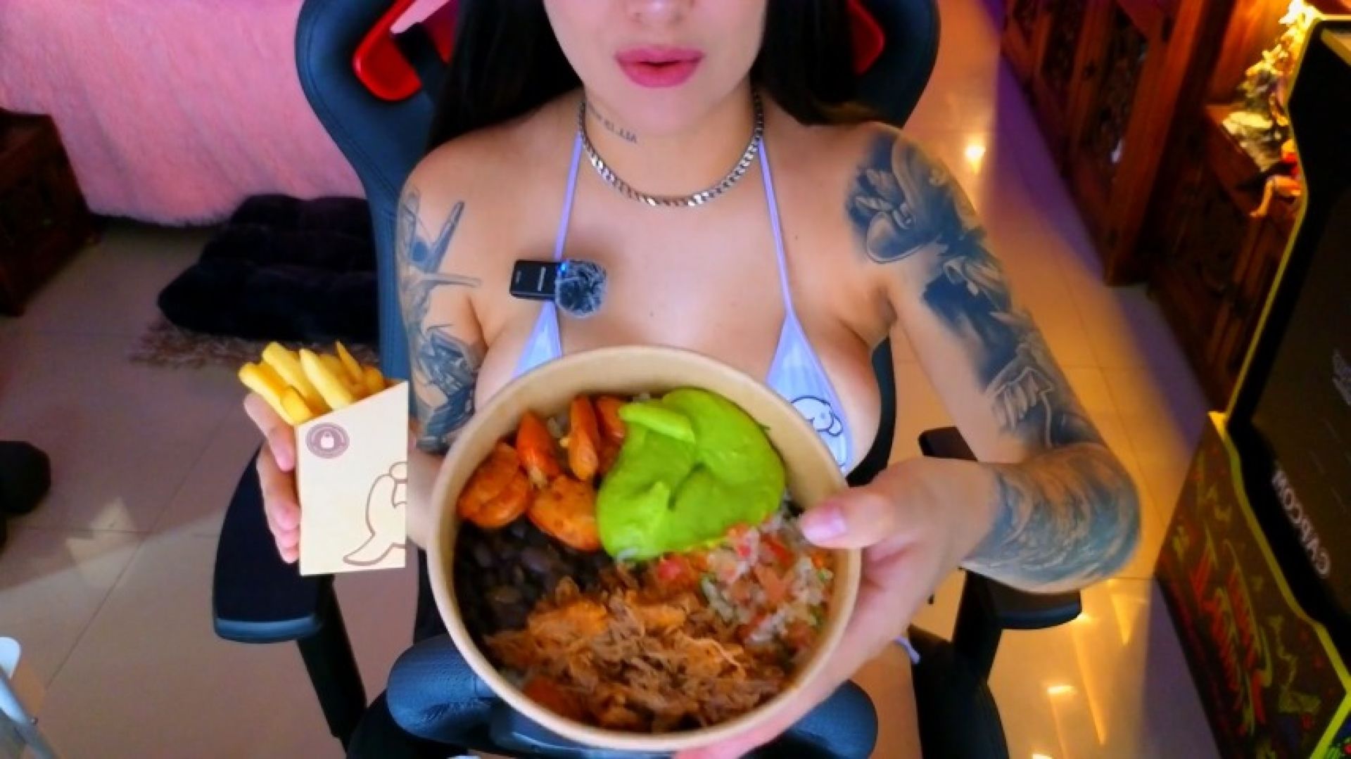 gundamchick:Eating with a Beauty