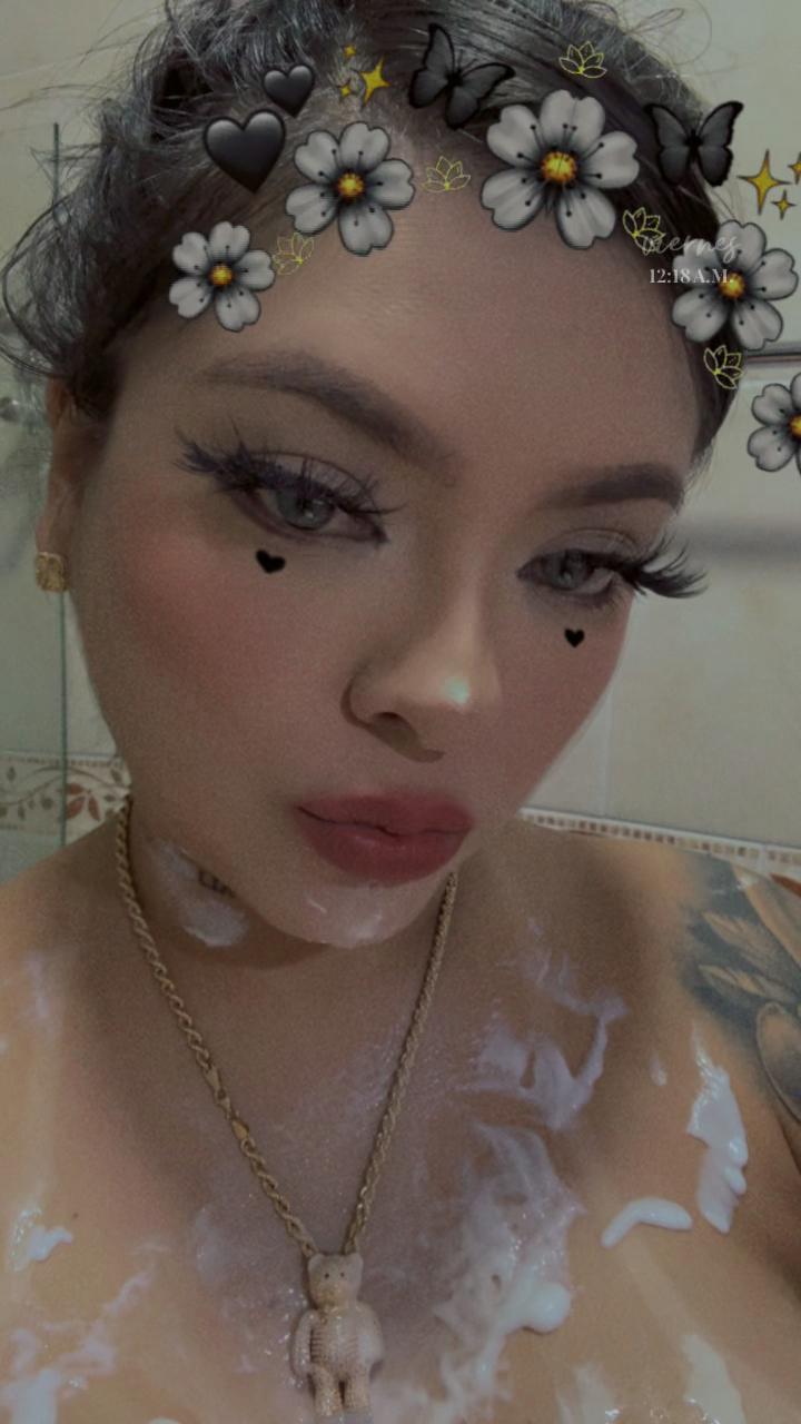 gundamchick:Kissing in the Shower