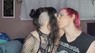 [1.01 GB] - Two Goth T-Girls Trade BJs - vickivex