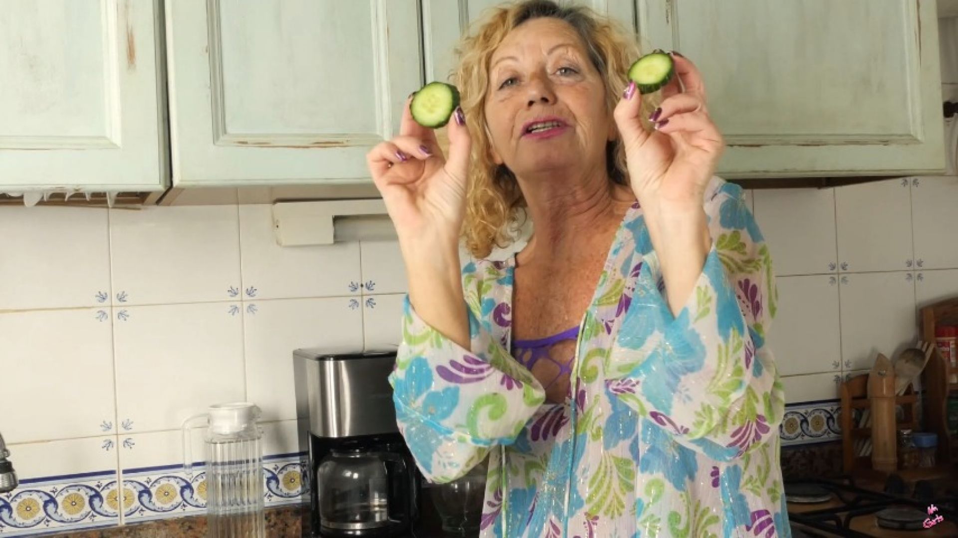 NNGirls:A banana and cucumber in your kitchen