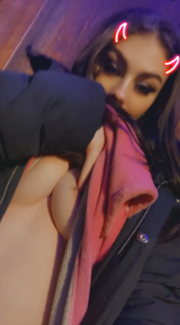 Everlyy666:Flashing my boobs while smoking
