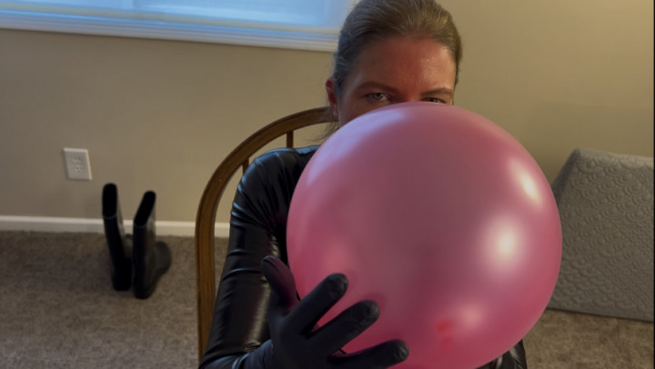 drloren:Catsuit Looner Blows up Balloons