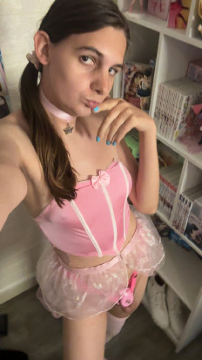 jessiesissyadventure:sissy princess gets caged into a inverted cage first time