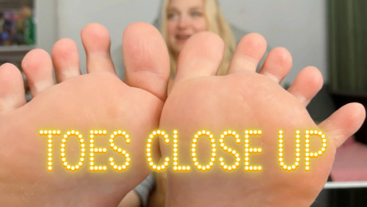 PinkViki:Toes close up