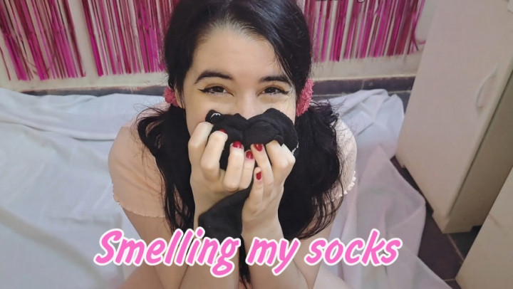 Lxttlegirl_666:Smelling my socks