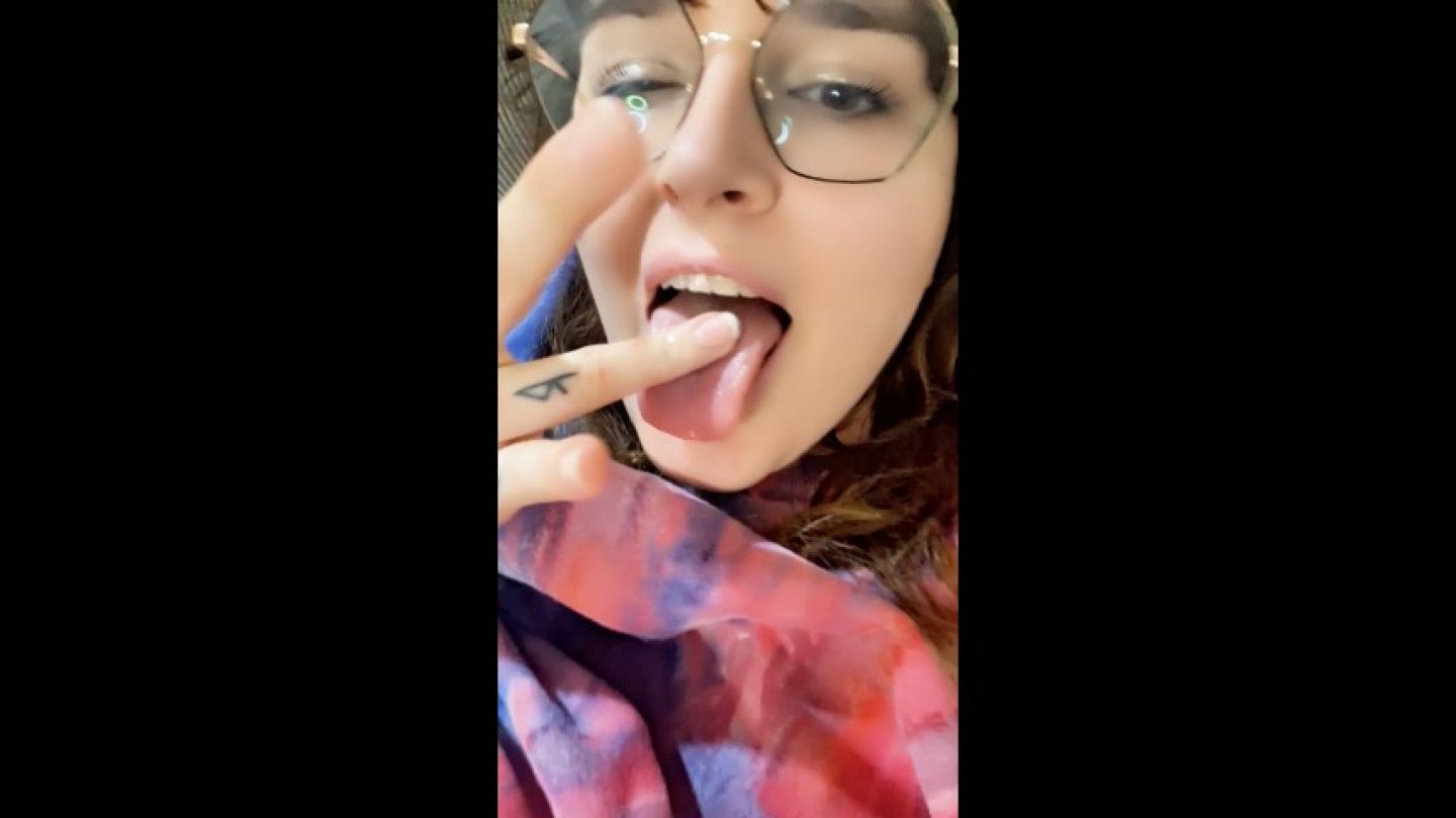 MissAreolaGrande:Fingering a fat juicy pussy