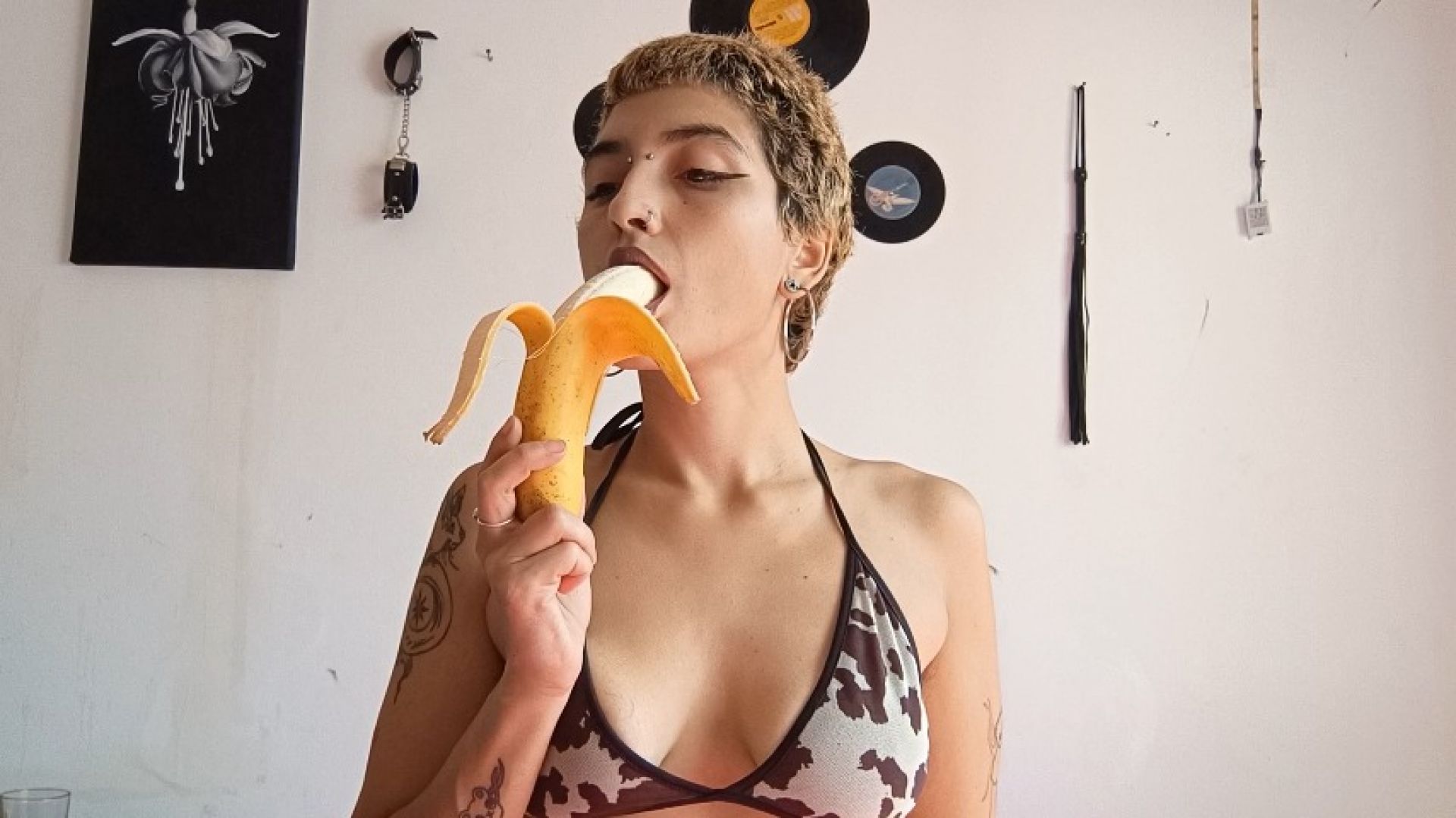 AkameQueen:Eating banana