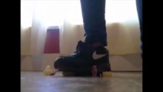 [61.18 MB] - Giantess Tramples on jelly sweets up close - AmyandDan69