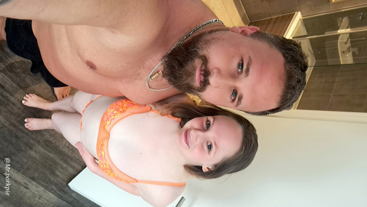 mrporkpie:hot housewife