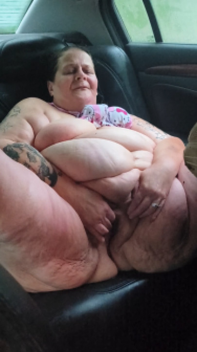 davisdesires:Backseat car fucking in the rain wet n messy situation
