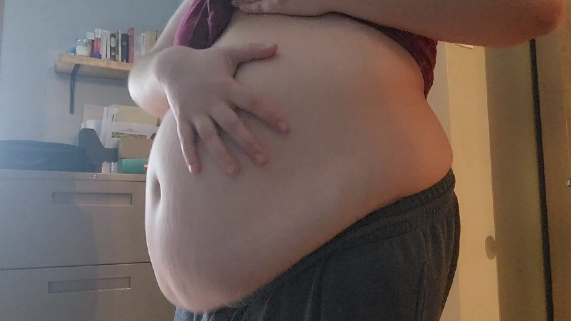 Laurastasia:BBW eating 2500 cals in 10 minutes + belly play