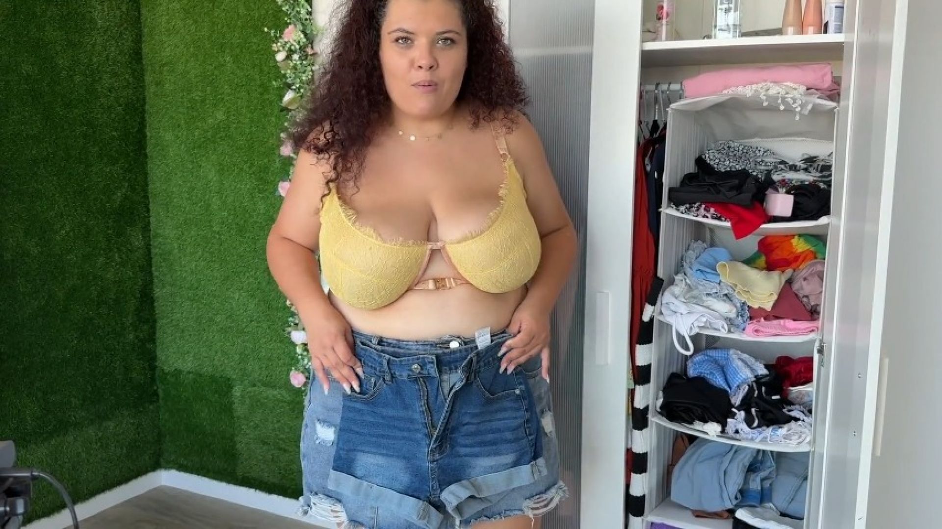 Olivia_BBW:Flat chested girl loses her boyfriend over my tits