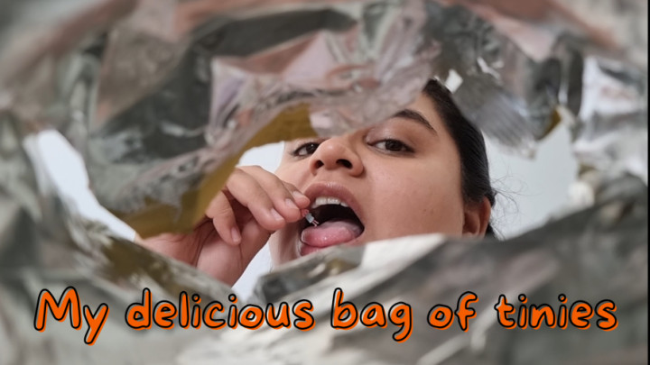 Danah_curvy:Giantess eating a bag of tinies