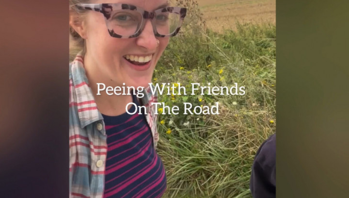 JadeGardnerX - Peeing With Friends On The Road - ManyVids
